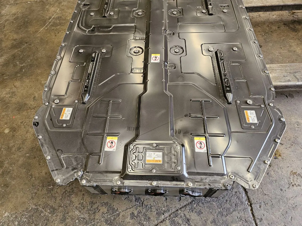Rivian R1T Large pack on the Munro-based teardown, 141.1 kWh total (135 kWh usable) battery pack