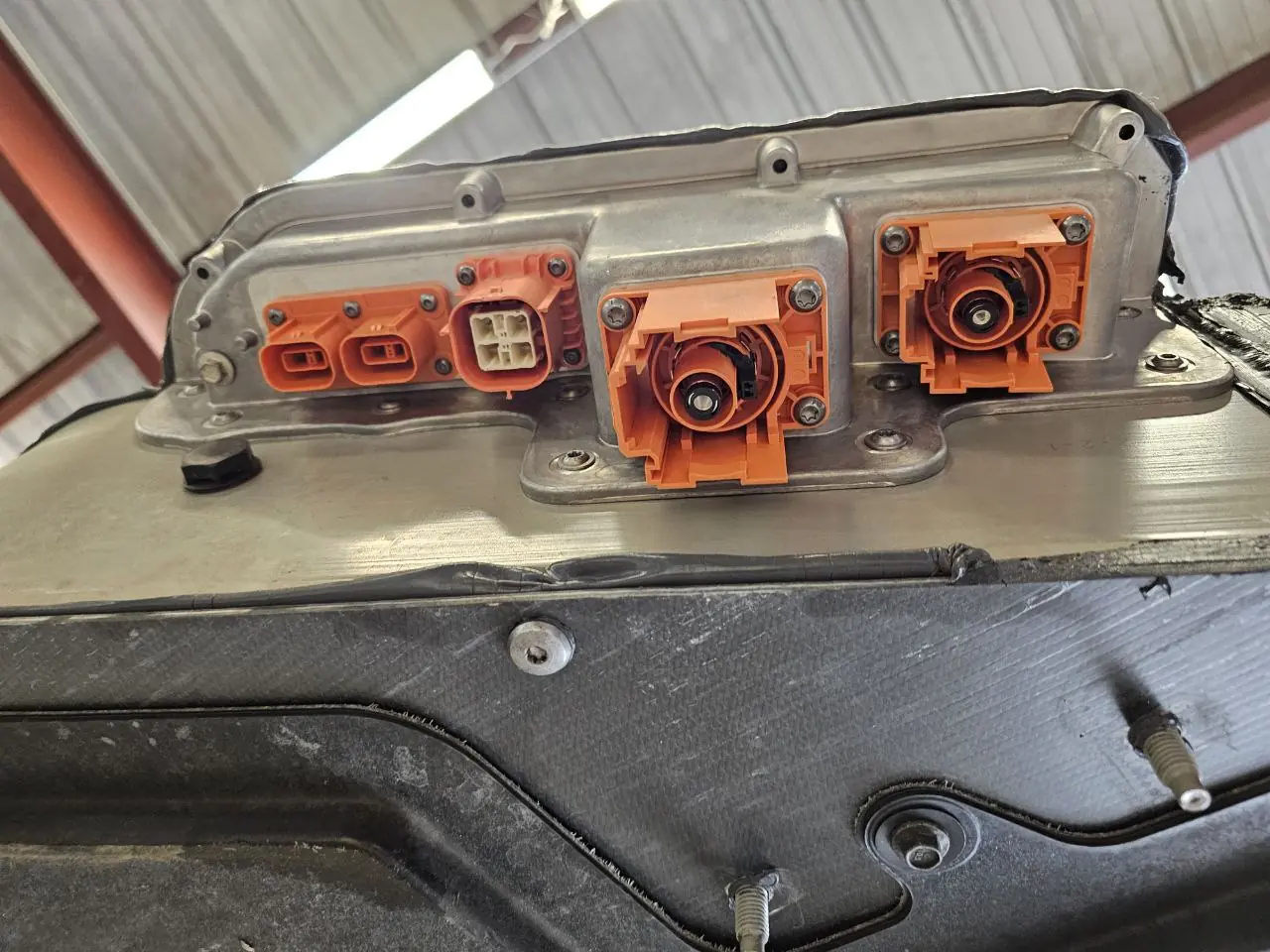 Rivian R1T Large pack on the Munro-based teardown, 141.1 kWh total (135 kWh usable) battery pack
