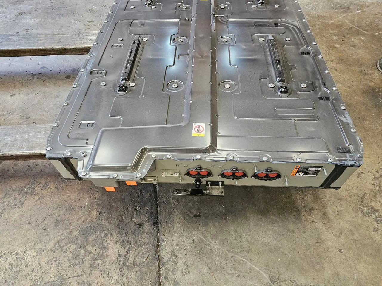 Rivian R1T Large pack on the Munro-based teardown, 141.1 kWh total (135 kWh usable) battery pack