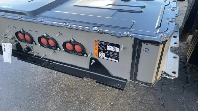 Rivian R1T Large pack on the Munro-based teardown, 141.1 kWh total (135 kWh usable) battery pack